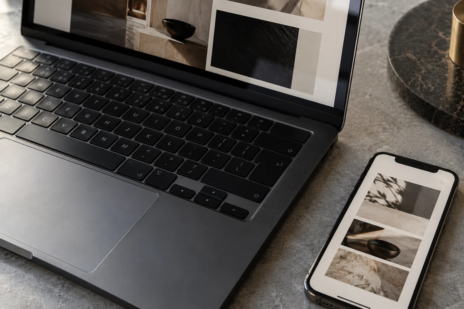 Detalle de una web presentada en un ordenador y un móvil, con tonos neutros.